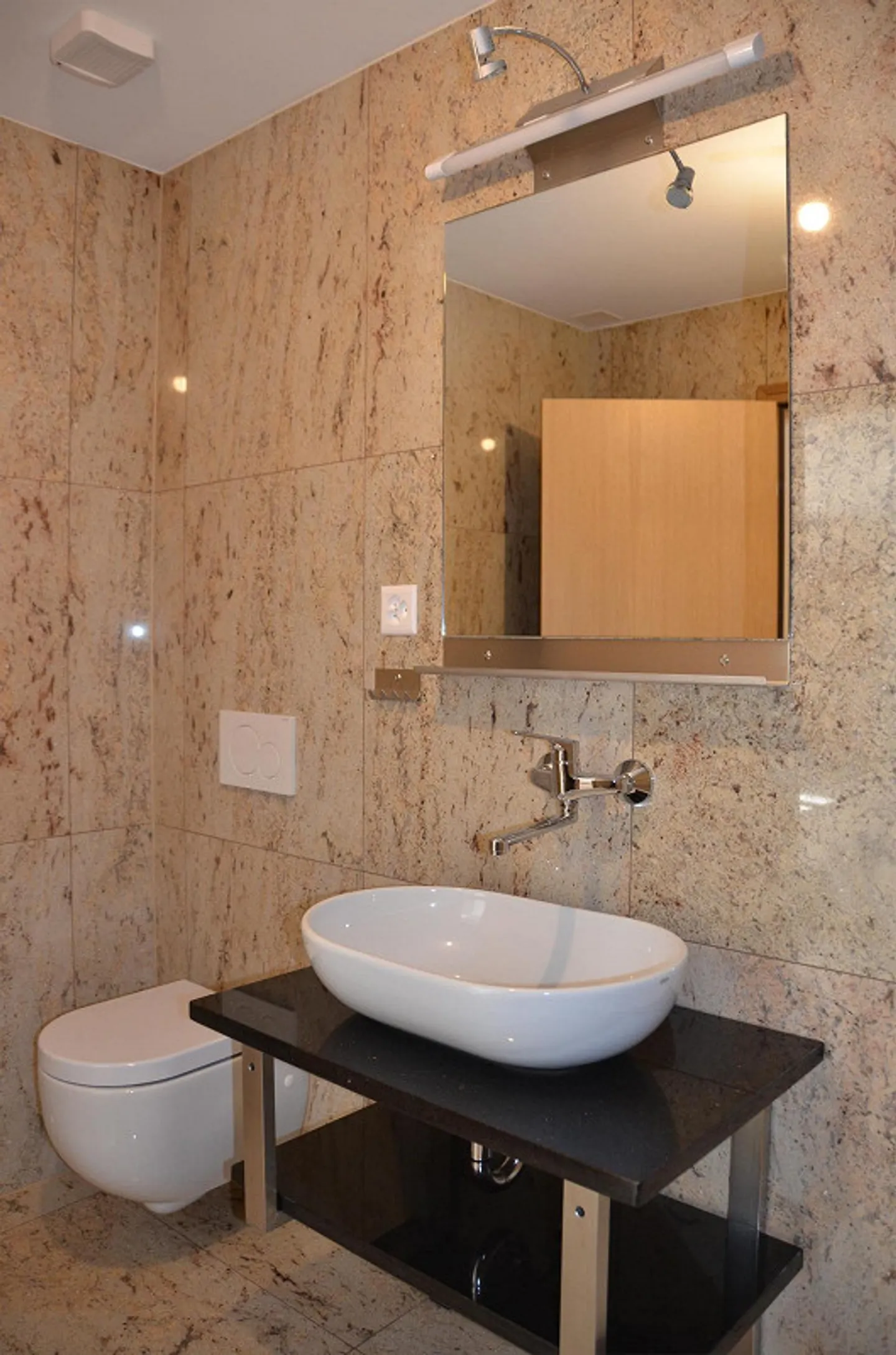 Carino appartamento di 2,5 stanze con patio - Foto 7 di 10