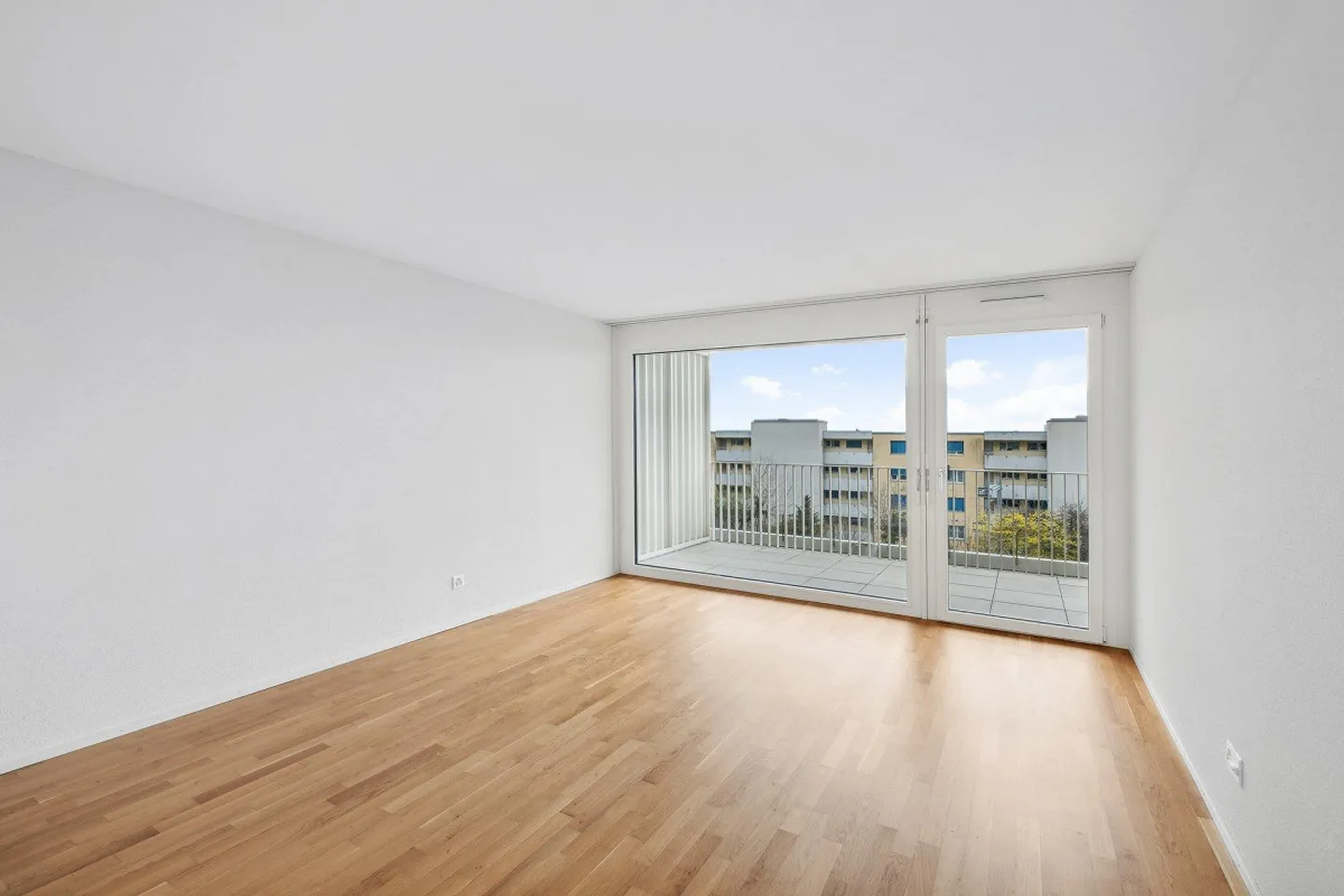 Rental with free deposit - Building with lake view - Photo 5 of 5