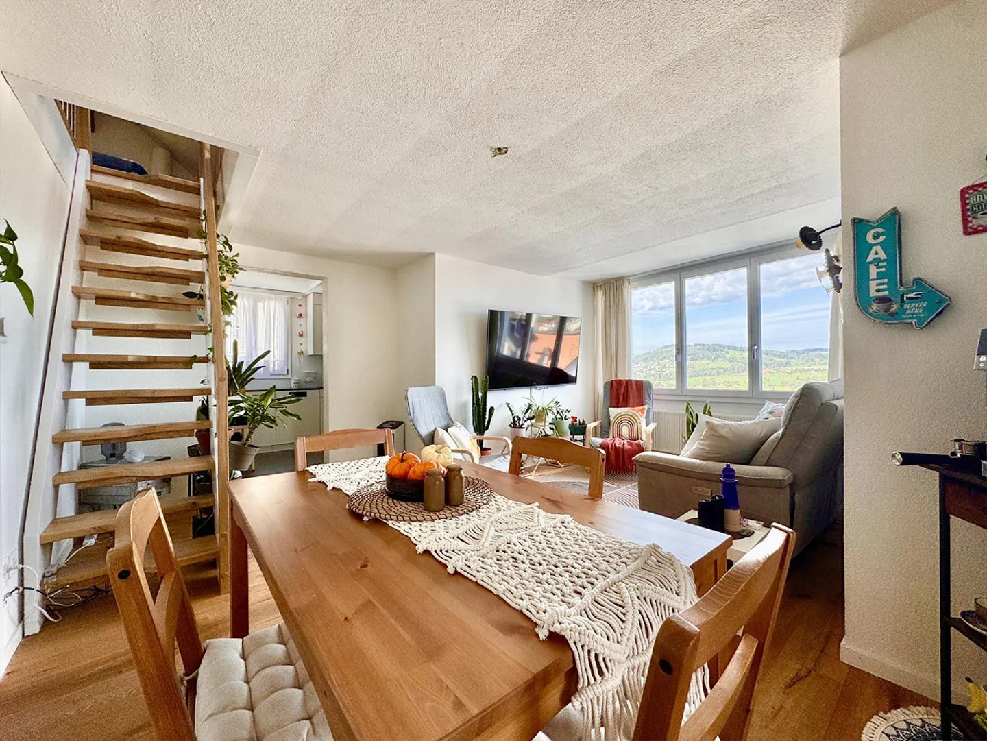 Spacious 5-room apartment with a view and parking space - Photo 1 of 15