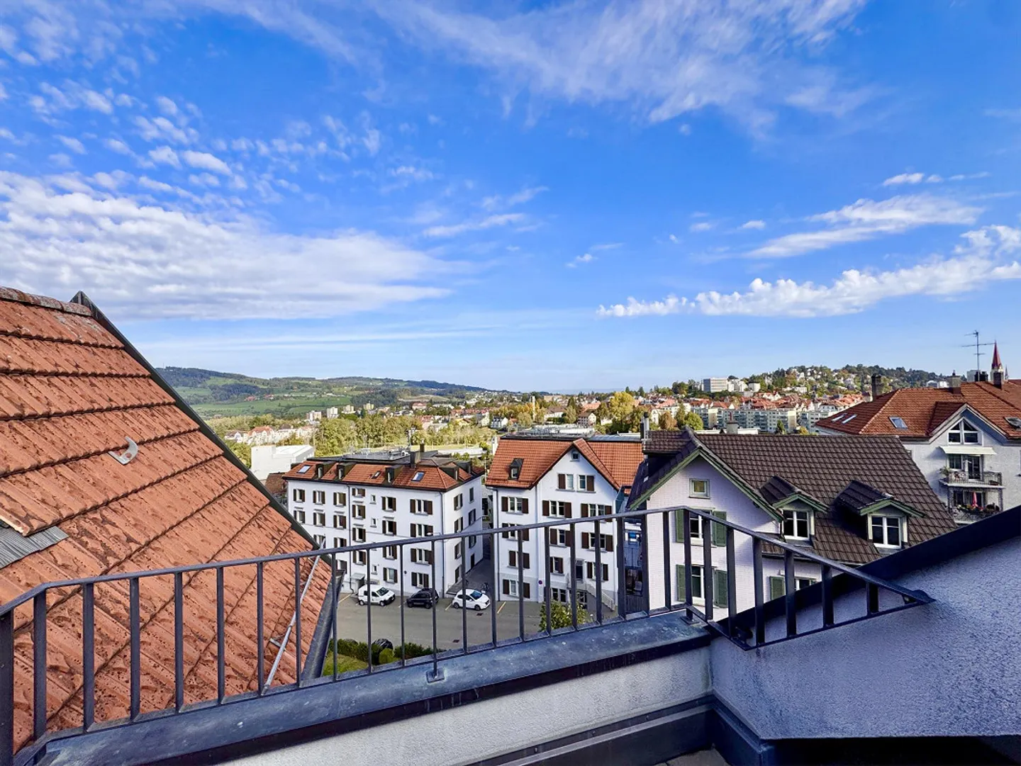 Spacious 5-room apartment with a view and parking space - Photo 2 of 15