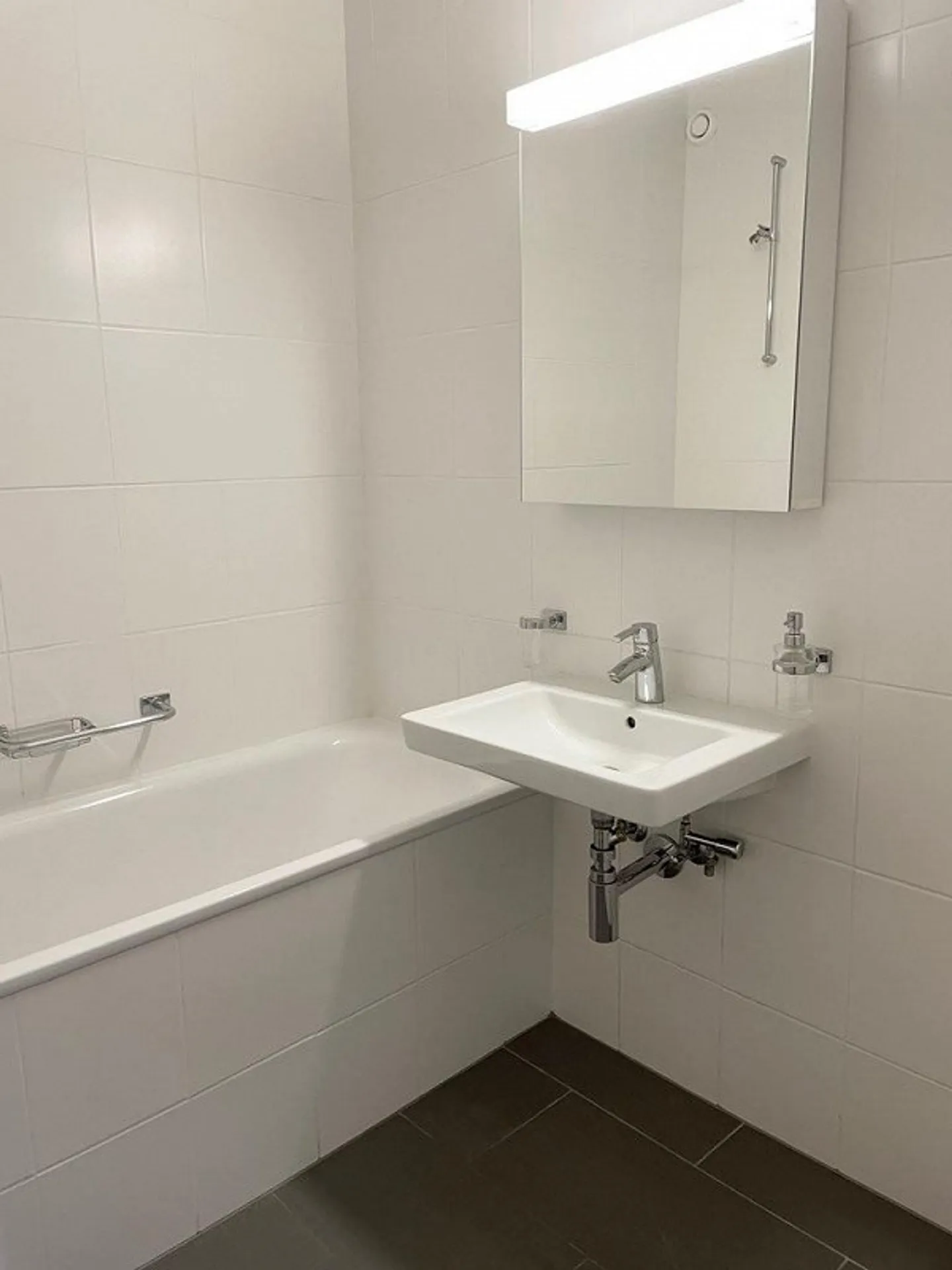 Close to airport and international organizations - Photo 6 of 9