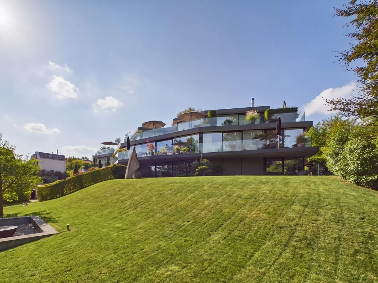 Exclusive spacious 3.5 room apartment with terrace and garden in park-like setting - Photo 1 of 11