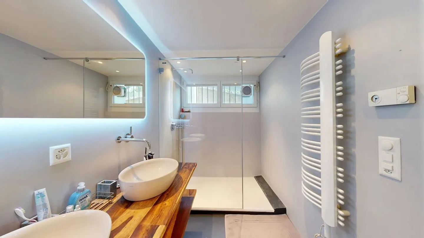 Maison individuelle élégante de 5,5 pièces avec garage double et piscine intérieure - Photo 9 sur 14
