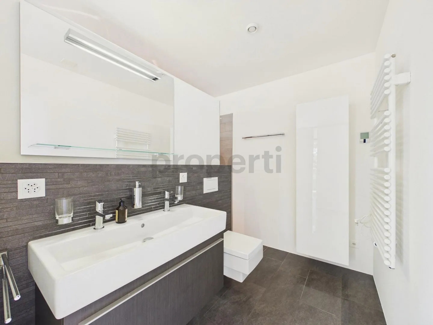 Exclusive spacious 3.5 room apartment with terrace and garden in park-like setting - Photo 7 of 11