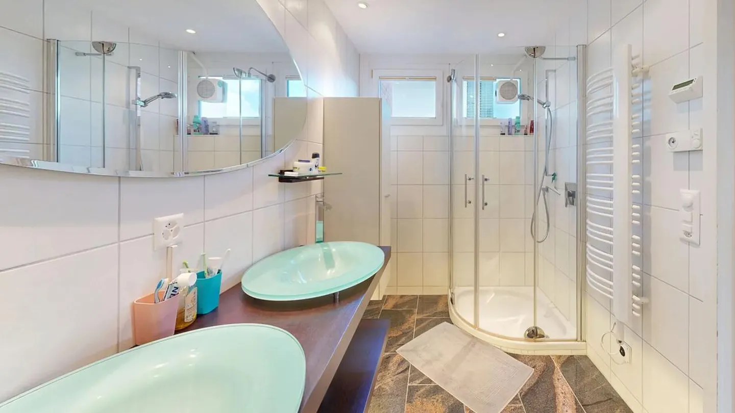 Maison individuelle élégante de 5,5 pièces avec garage double et piscine intérieure - Photo 7 sur 14
