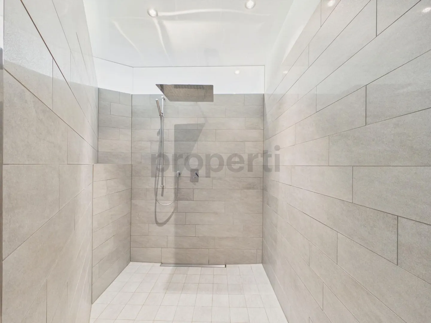 Exclusive spacious 3.5 room apartment with terrace and garden in park-like setting - Photo 8 of 11