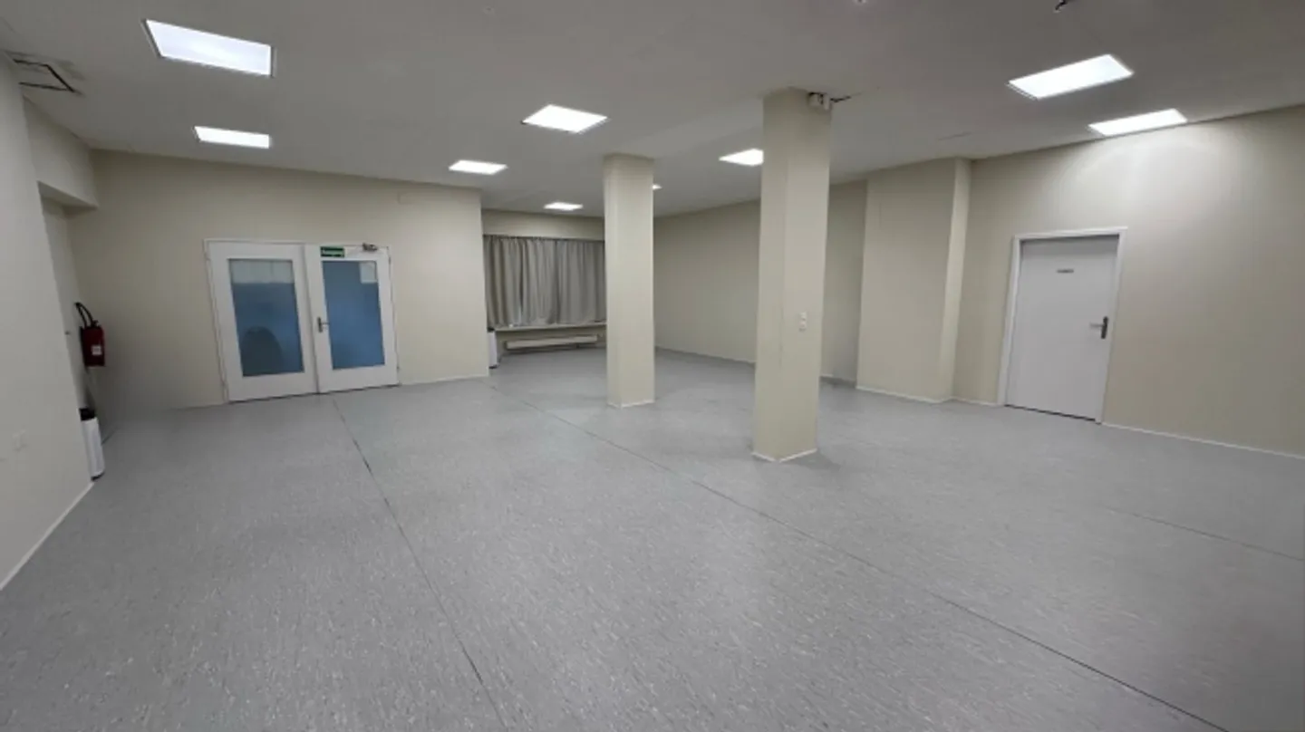 Bureau/atelier spacieux et/ou locaux de vente au Wasgenring - Photo 2 sur 6