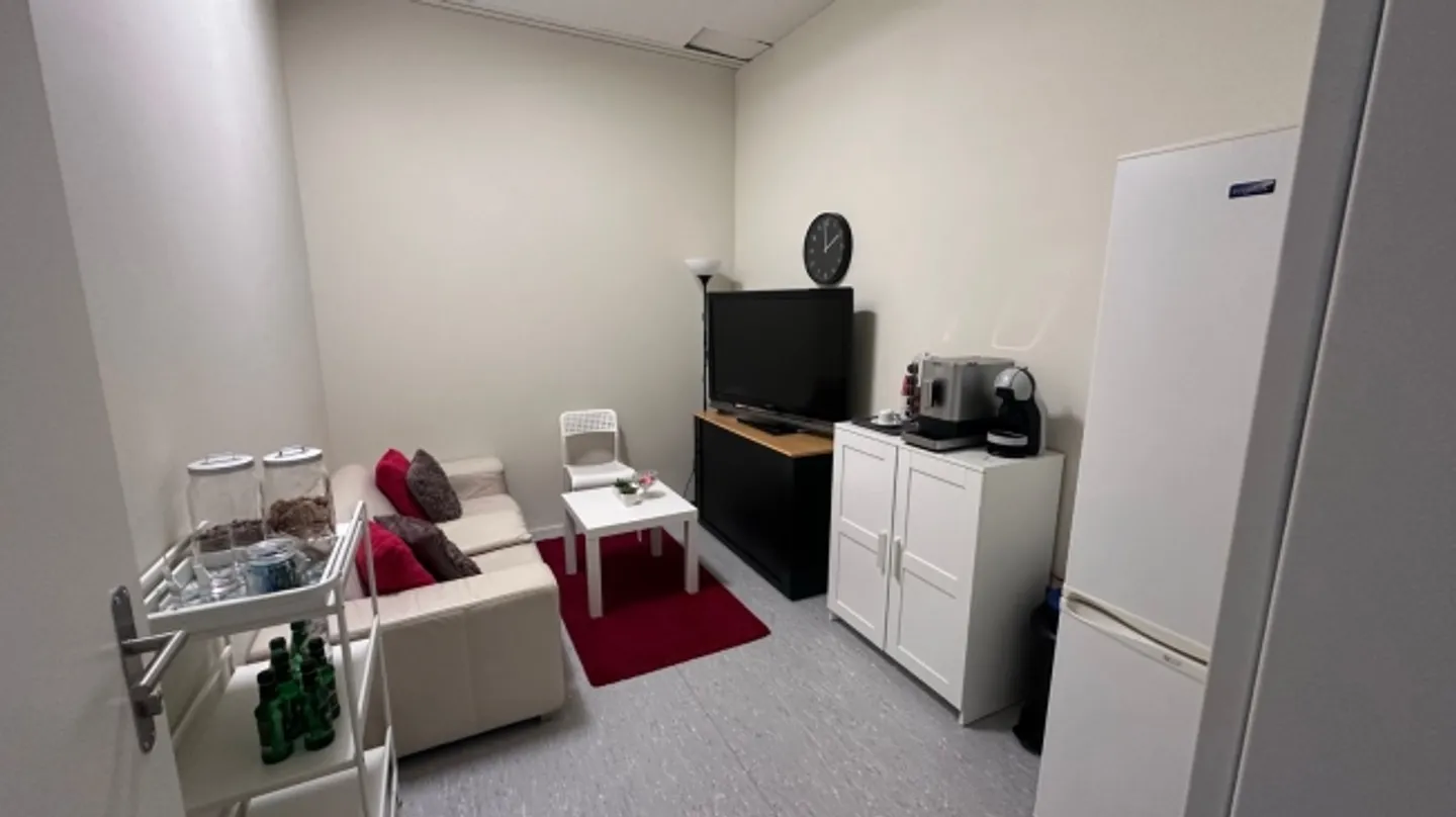 Bureau/atelier spacieux et/ou locaux de vente au Wasgenring - Photo 3 sur 6