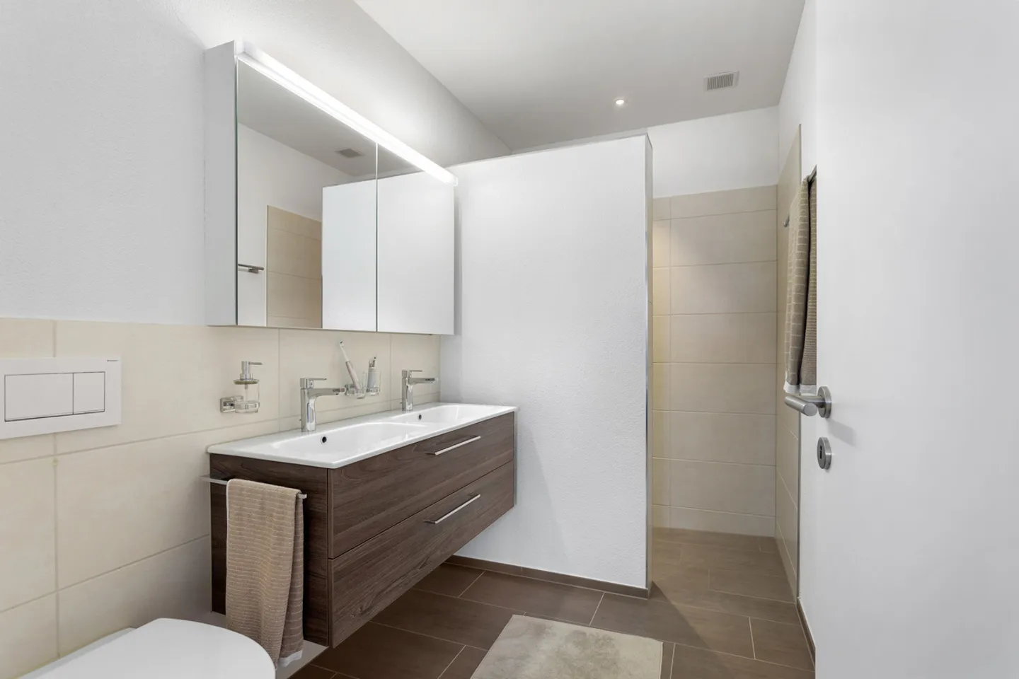 Casa moderna con vista sul verde - Foto 4 di 5