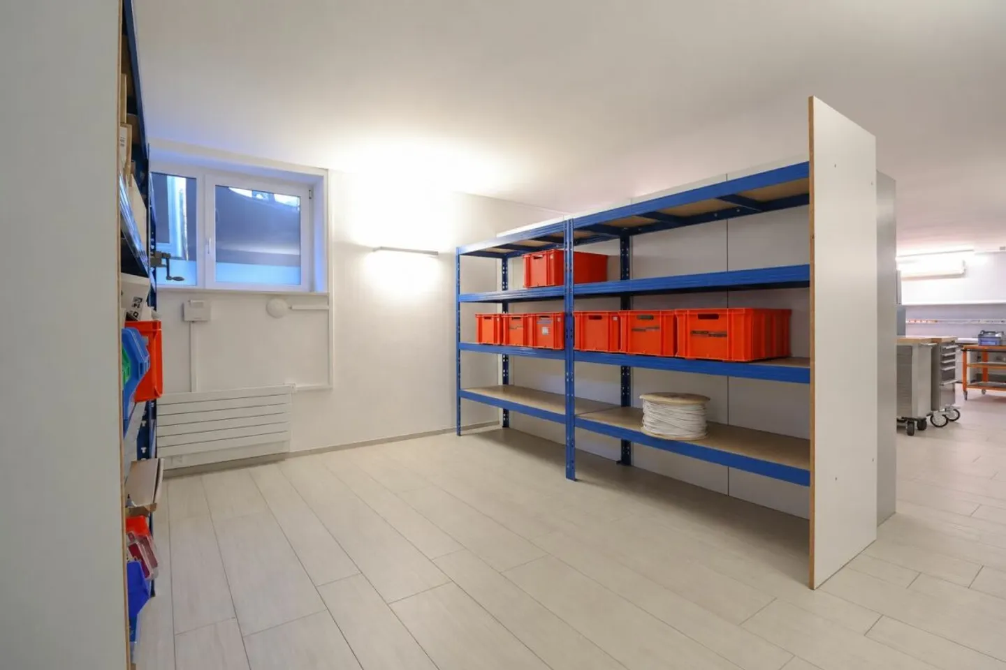 Versatile commercial space for rent near the train station - Photo 5 of 14