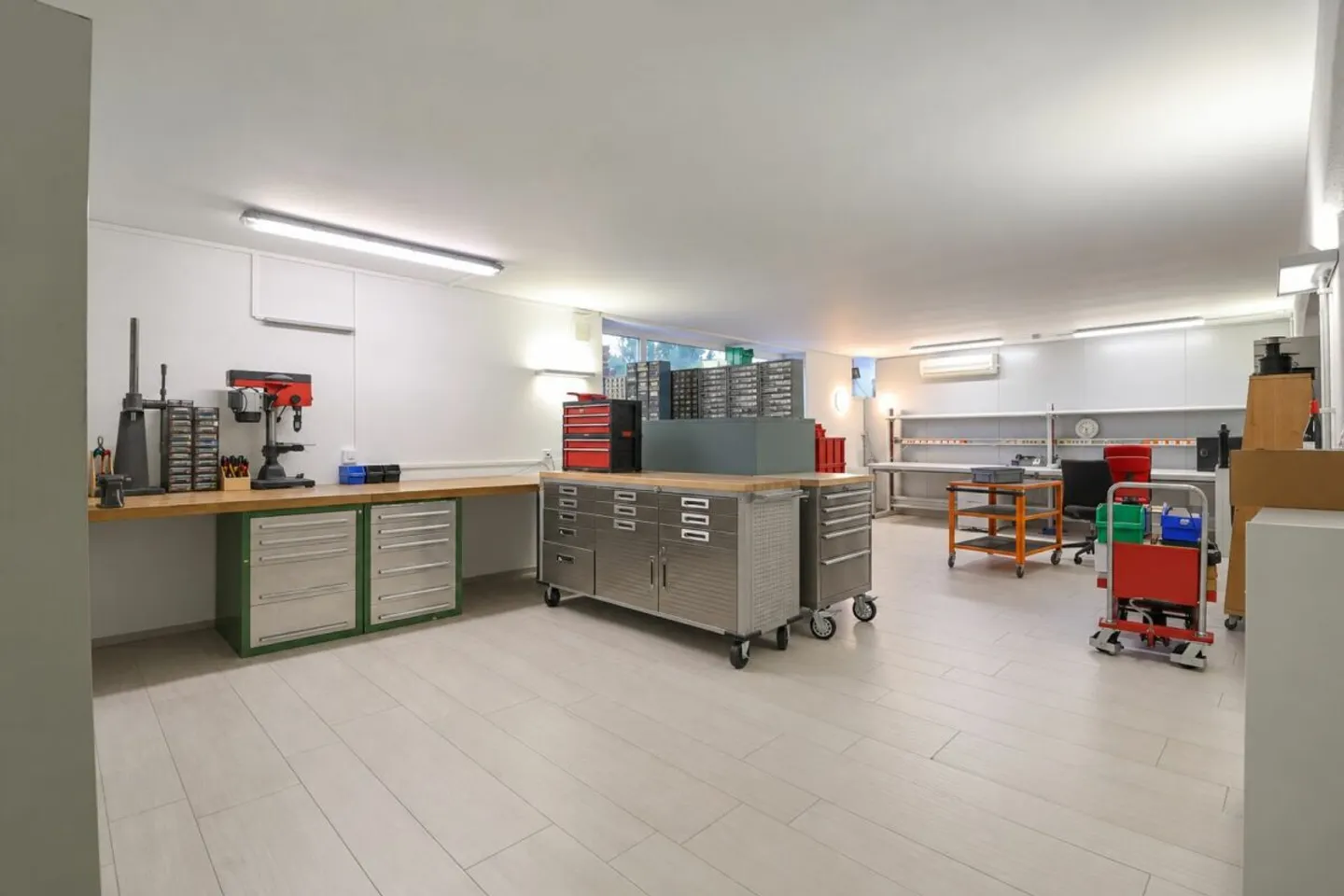 Versatile commercial space for rent near the train station - Photo 7 of 14