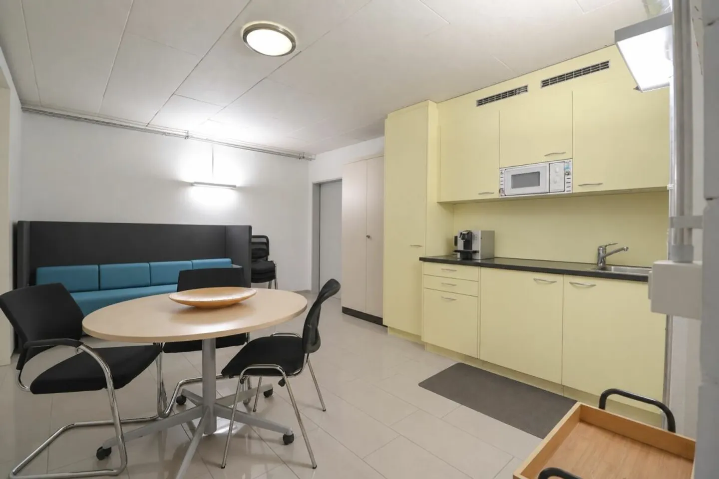 Versatile commercial space for rent near the train station - Photo 8 of 14