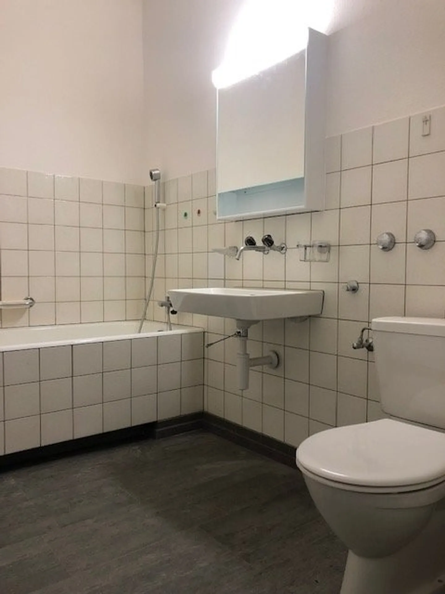 Appartement rénové de 4.0 pièces - Photo 2 sur 8