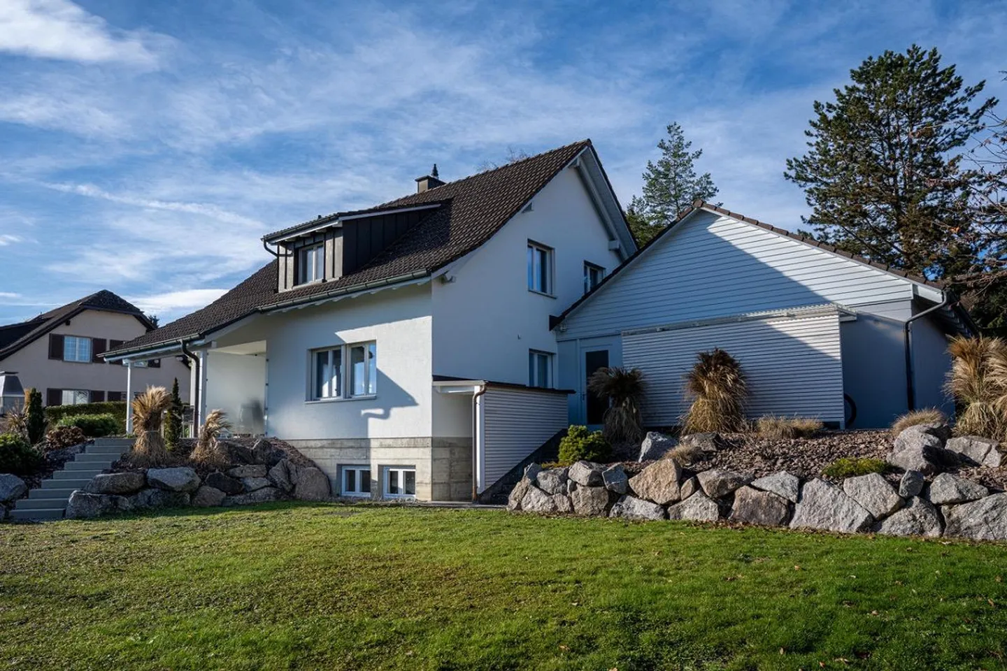 Gepflegtes, modernes und freistehendes Einfamilienhaus mit 2 Garagen - Foto 2 von 14