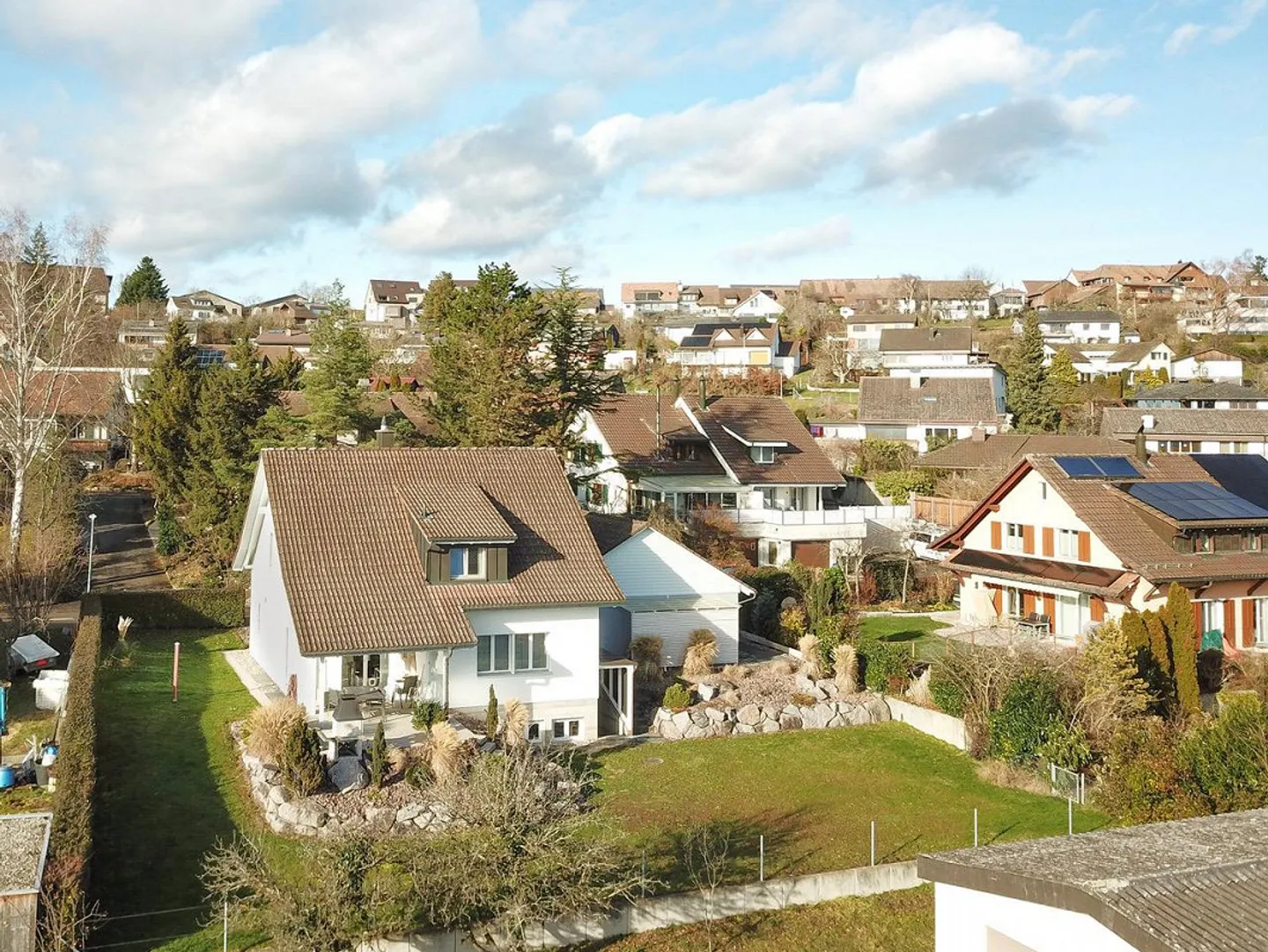 Gepflegtes, modernes und freistehendes Einfamilienhaus mit 2 Garagen - Foto 1 von 14