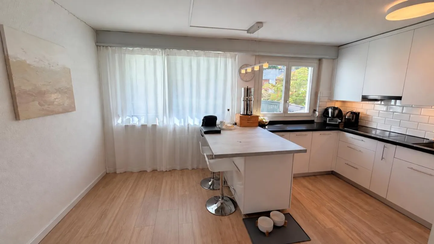 Maison familiale de 6,5 pièces, entièrement rénovée, située au calme - Photo 4 sur 13