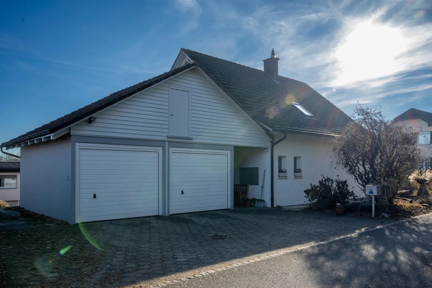 Gepflegtes, modernes und freistehendes Einfamilienhaus mit 2 Garagen - Foto 3 von 14