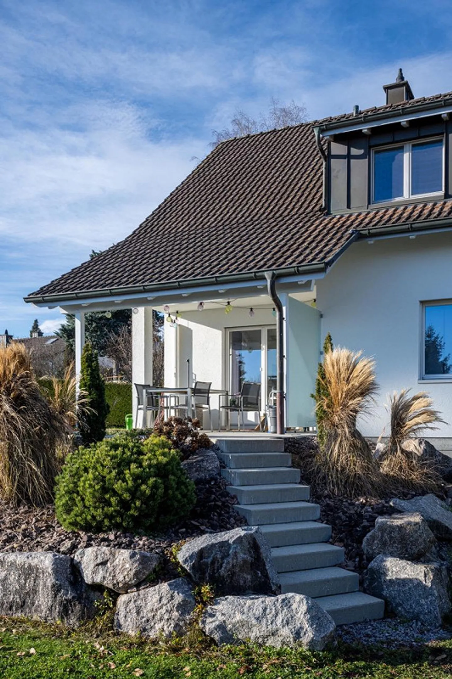 Gepflegtes, modernes und freistehendes Einfamilienhaus mit 2 Garagen - Foto 4 von 14