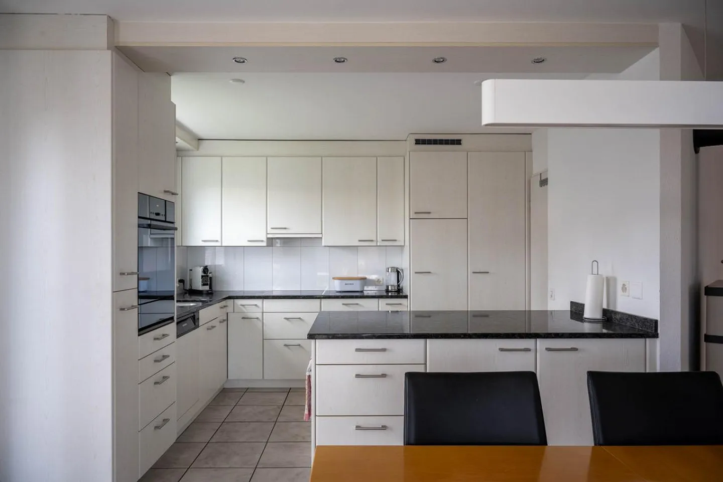 Gepflegtes, modernes und freistehendes Einfamilienhaus mit 2 Garagen - Foto 7 von 14