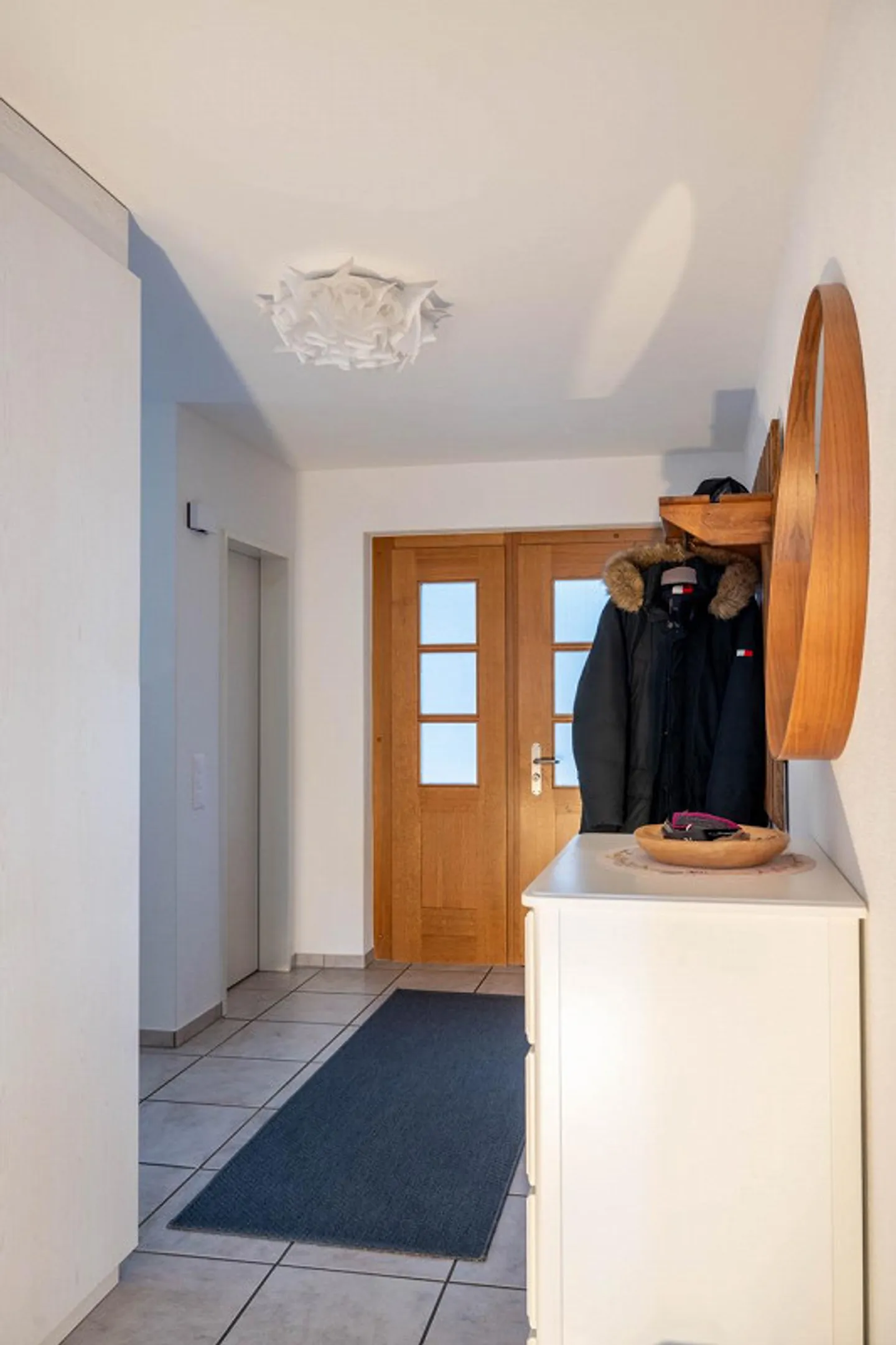 Gepflegtes, modernes und freistehendes Einfamilienhaus mit 2 Garagen - Foto 8 von 14