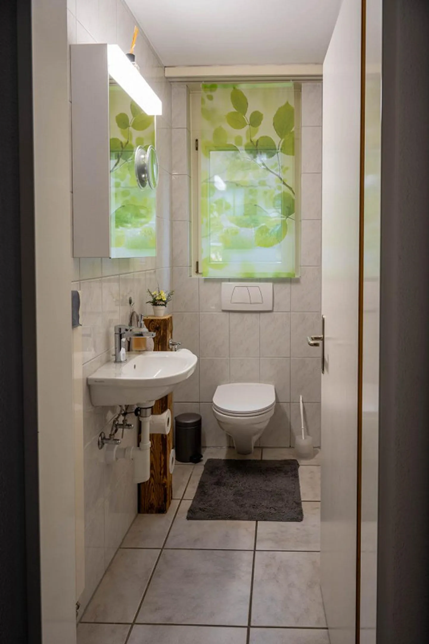 Gepflegtes, modernes und freistehendes Einfamilienhaus mit 2 Garagen - Foto 9 von 14