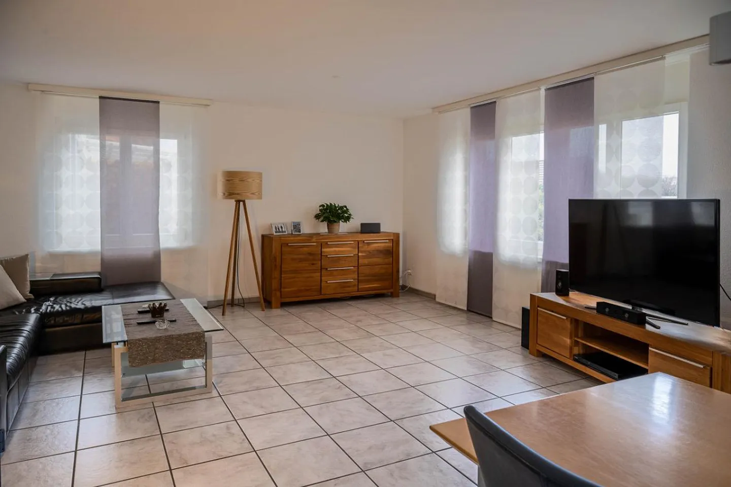 Gepflegtes, modernes und freistehendes Einfamilienhaus mit 2 Garagen - Foto 5 von 14