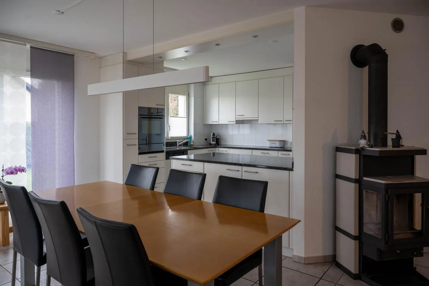 Gepflegtes, modernes und freistehendes Einfamilienhaus mit 2 Garagen - Foto 6 von 14