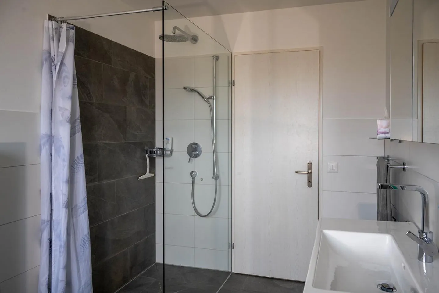 Gepflegtes, modernes und freistehendes Einfamilienhaus mit 2 Garagen - Foto 10 von 14