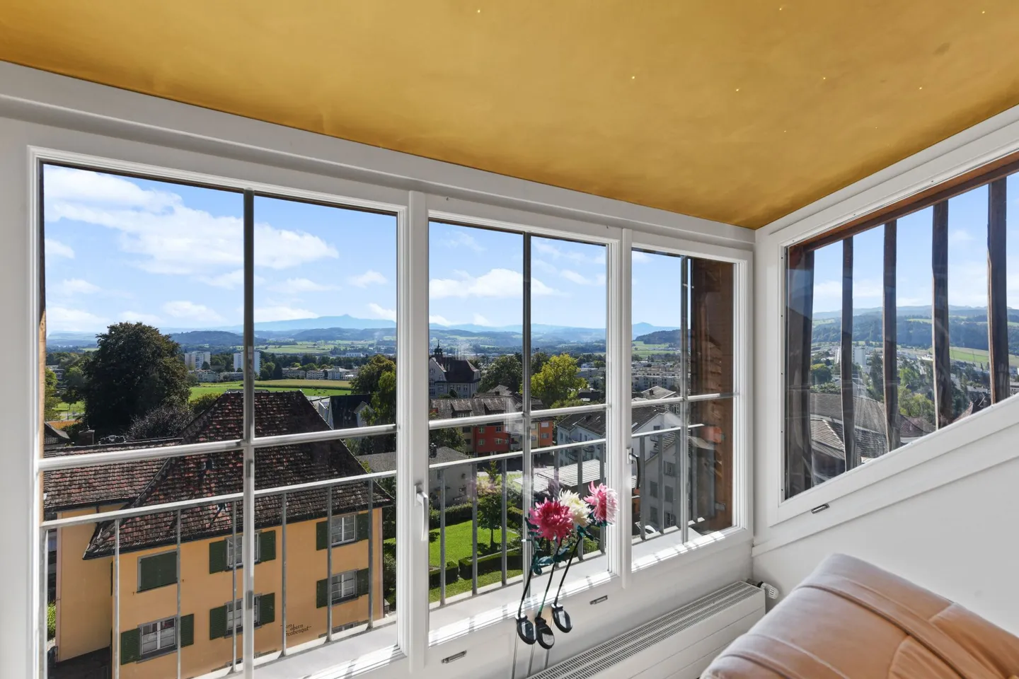 Old Building Charm Meets Far-Sightedness - Unique Maisonette Penthouse in the Heart of Wil SG - Photo 8 of 37