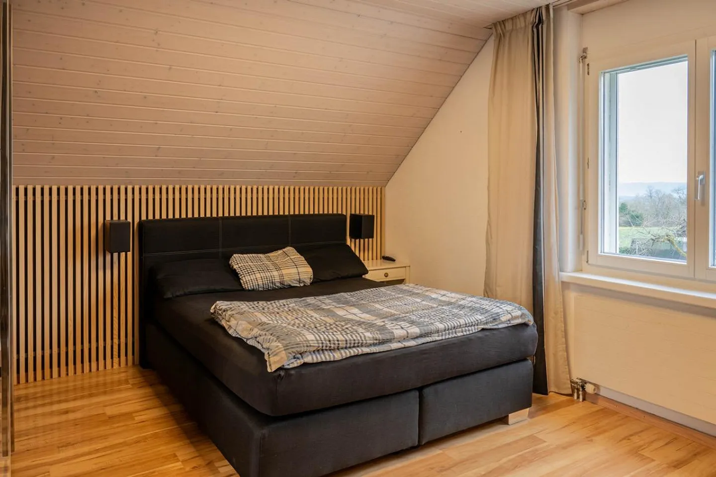 Gepflegtes, modernes und freistehendes Einfamilienhaus mit 2 Garagen - Foto 11 von 14