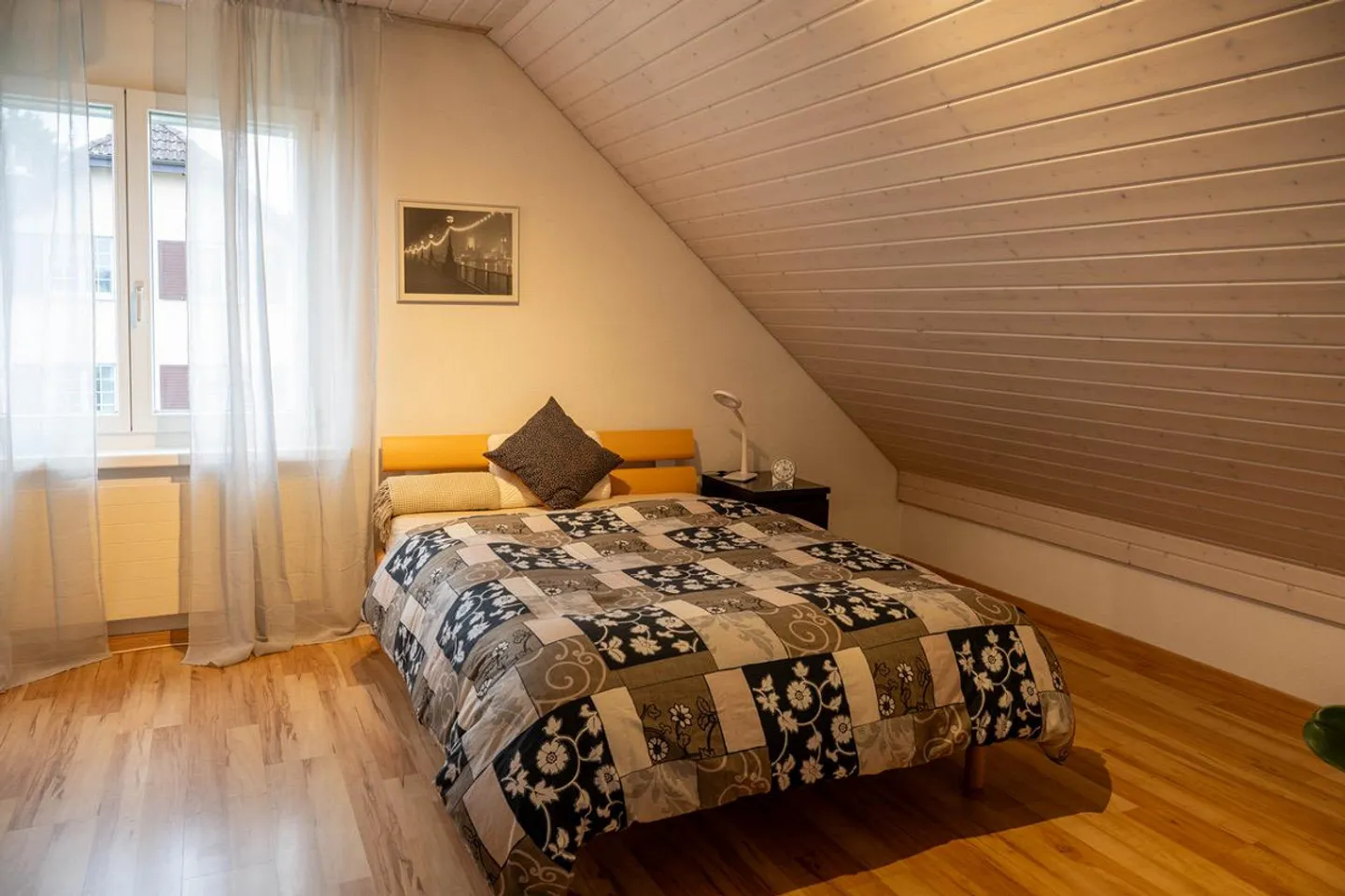 Gepflegtes, modernes und freistehendes Einfamilienhaus mit 2 Garagen - Foto 12 von 14