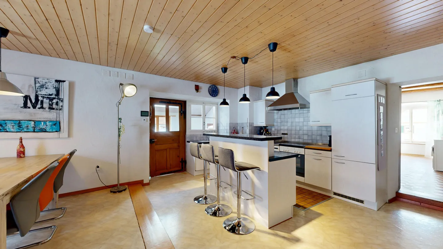 Appartement en duplex spacieux de 4,5 pièces avec jardin et deux places de parking - Photo 4 sur 21
