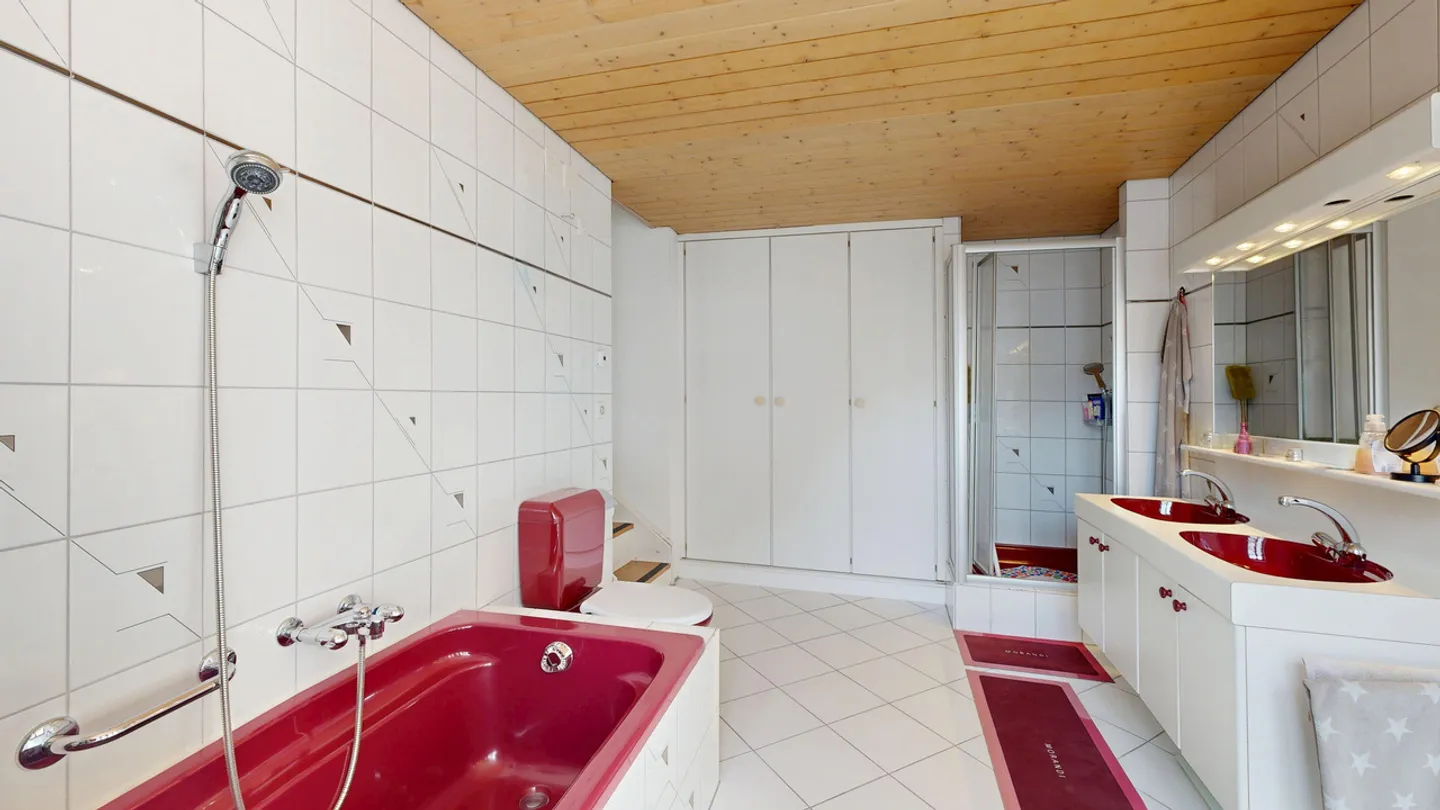 Appartement en duplex spacieux de 4,5 pièces avec jardin et deux places de parking - Photo 9 sur 21