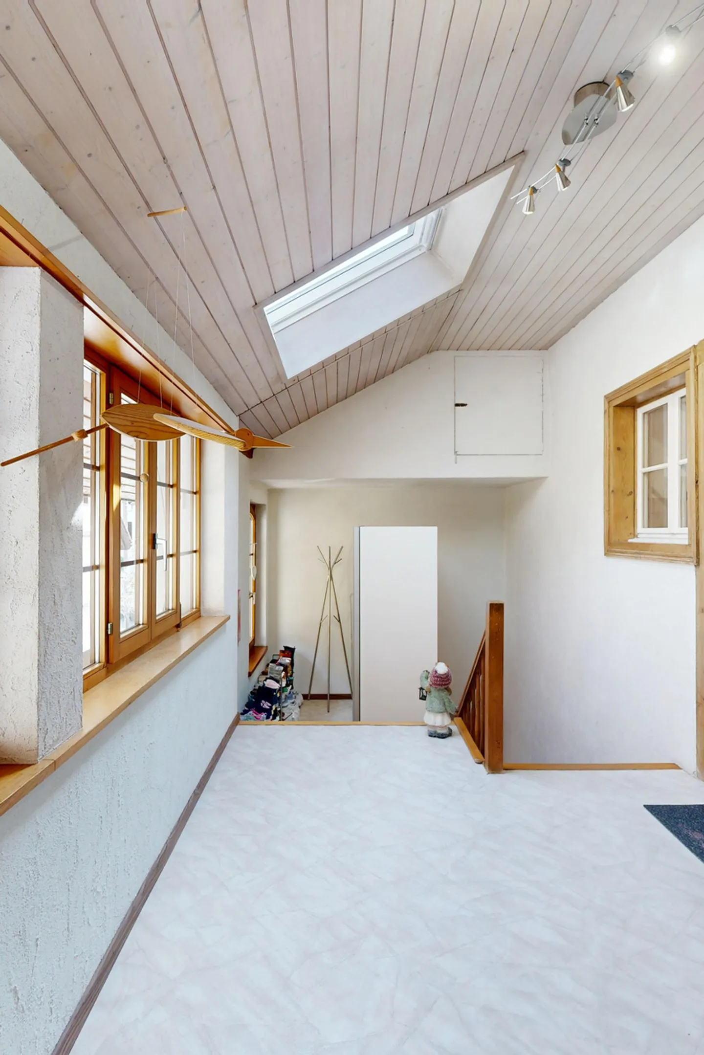 Appartement en duplex spacieux de 4,5 pièces avec jardin et deux places de parking - Photo 11 sur 21