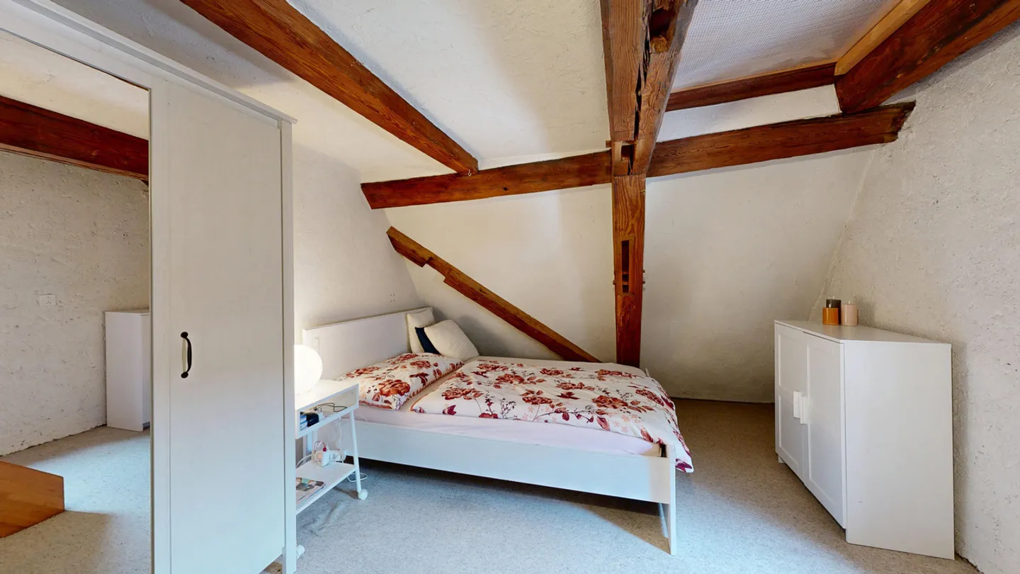 Appartement en duplex spacieux de 4,5 pièces avec jardin et deux places de parking - Photo 13 sur 21