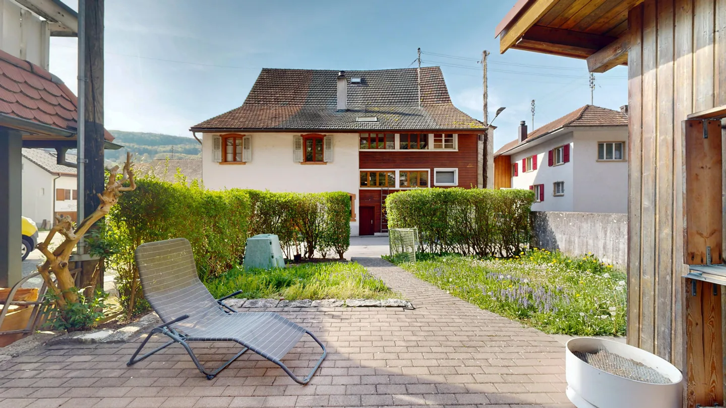 Appartement en duplex spacieux de 4,5 pièces avec jardin et deux places de parking - Photo 17 sur 21