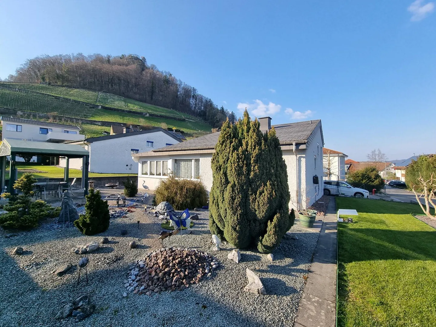 Casa unifamiliare di 5,5 locali ben tenuta, situata in posizione tranquilla sulla vigna - Foto 2 di 11