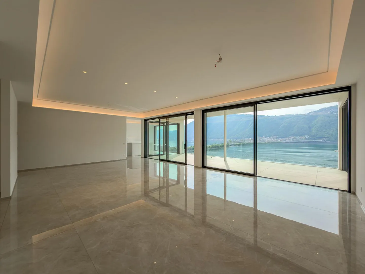Large apartment with garden and stunning lake view in Bissone - Photo 1 of 17