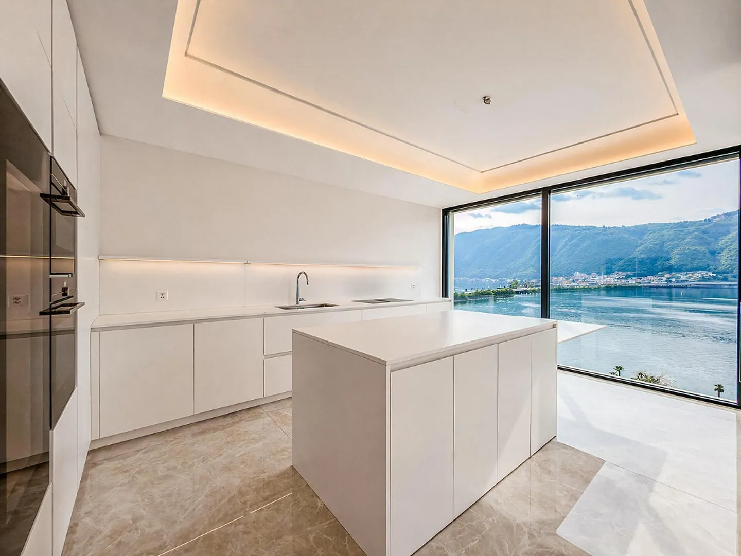 Large apartment with garden and stunning lake view in Bissone - Photo 3 of 17