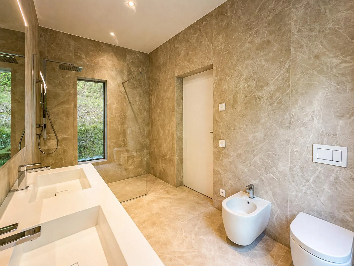 Large apartment with garden and stunning lake view in Bissone - Photo 13 of 17