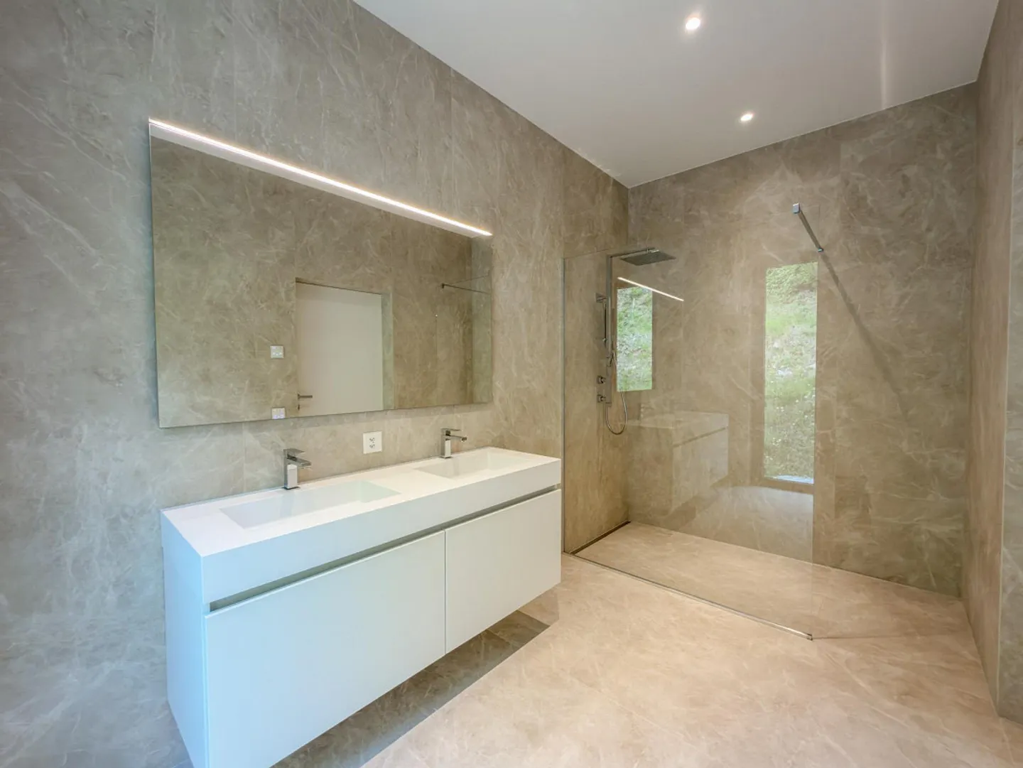 Large apartment with garden and stunning lake view in Bissone - Photo 14 of 17