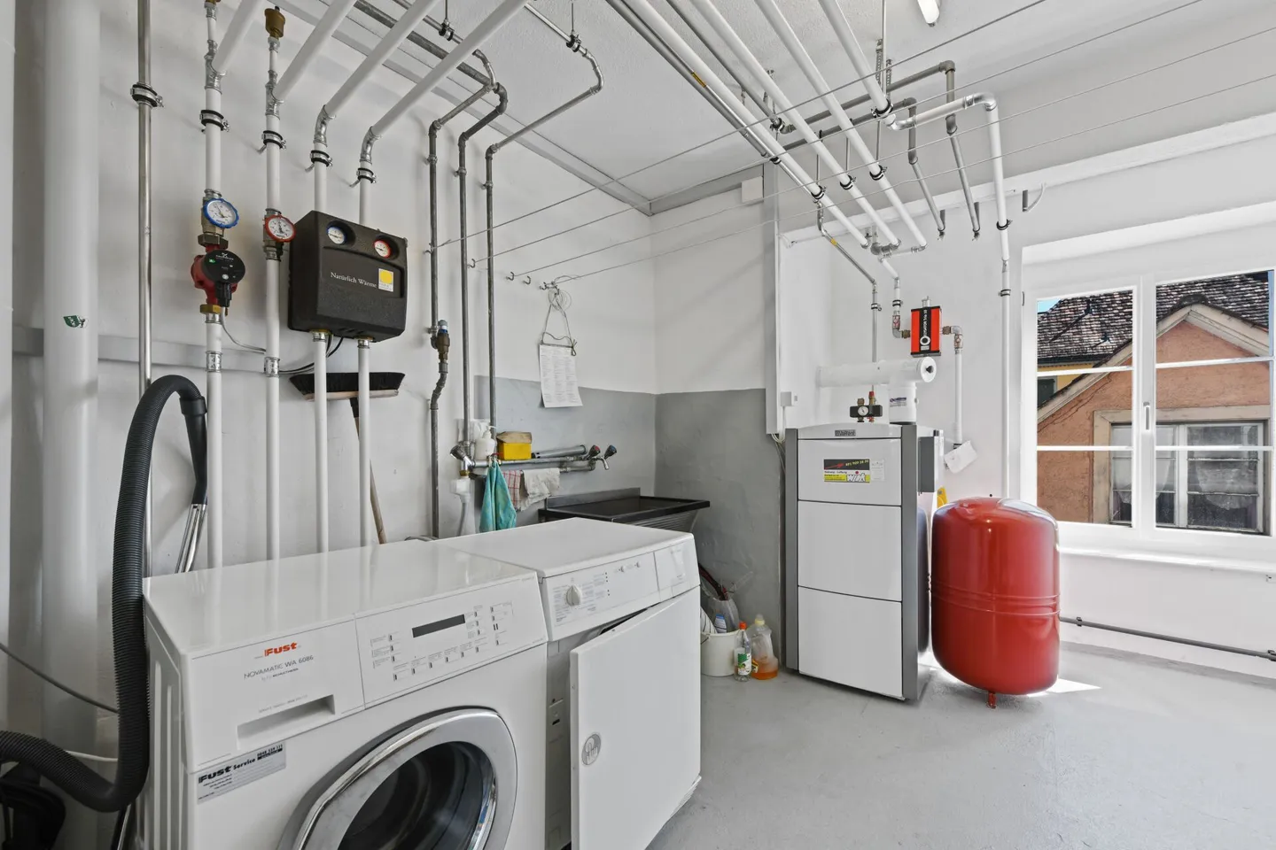 Old Building Charm Meets Far-Sightedness - Unique Maisonette Penthouse in the Heart of Wil SG - Photo 27 of 37