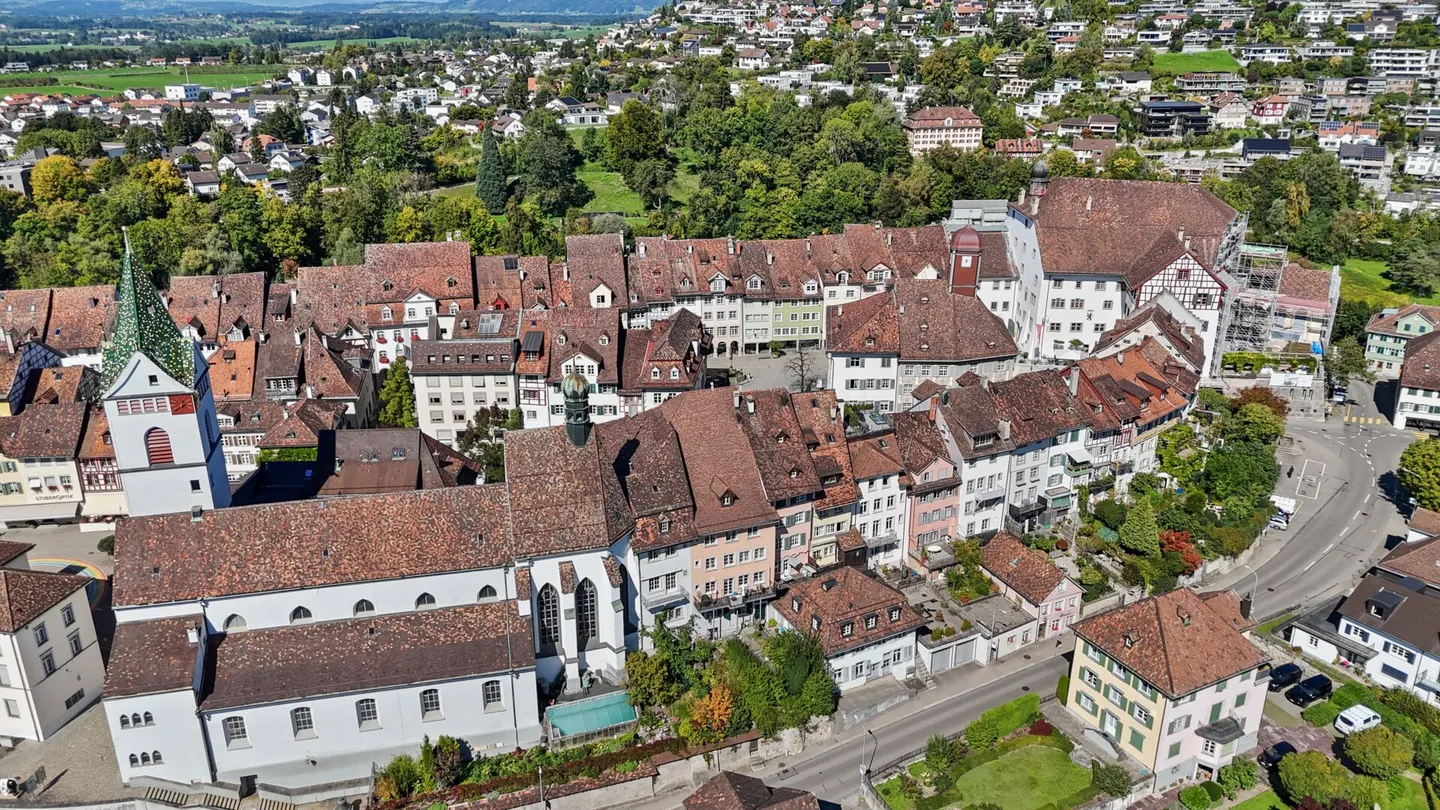 Old Building Charm Meets Far-Sightedness - Unique Maisonette Penthouse in the Heart of Wil SG - Photo 33 of 37