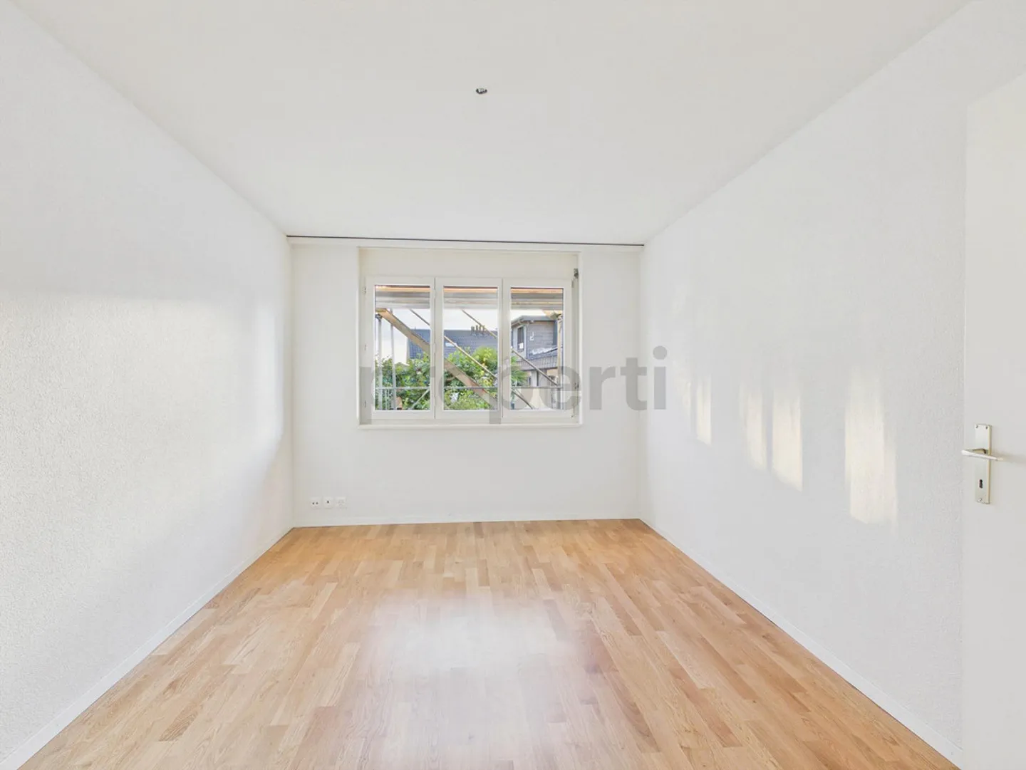 Appartement rénové avec jardin - Photo 6 sur 13