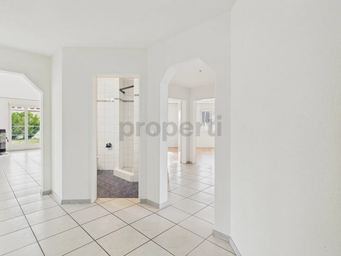 Appartement rénové avec jardin - Photo 4 sur 13