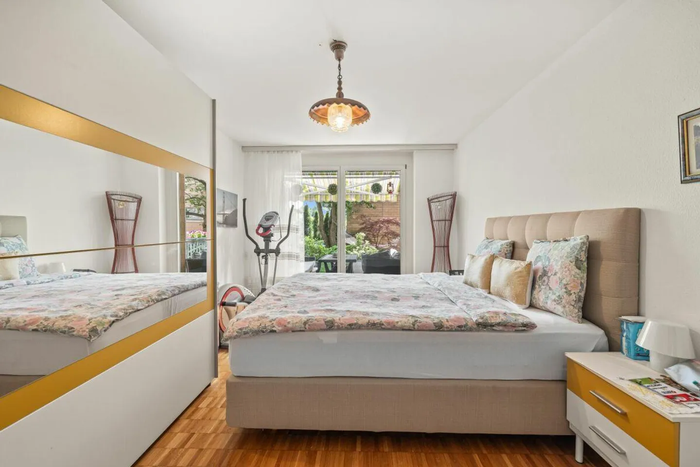 Vivere moderno su due piani con cortile e area salotto - Foto 5 di 18