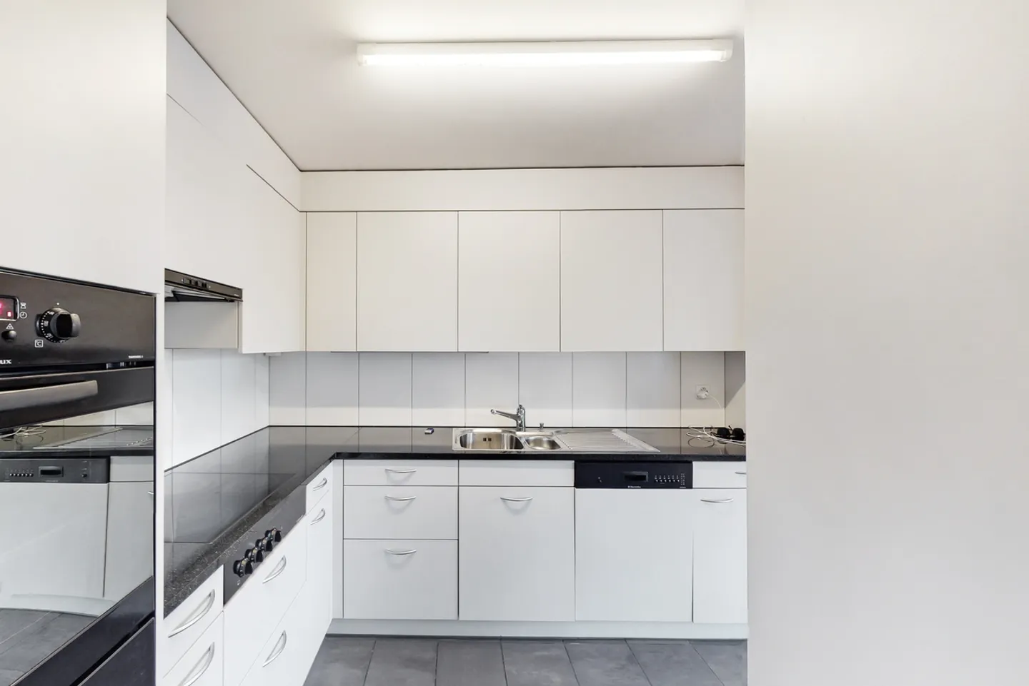 Sunny 2.5-Room Apartment - Photo 7 of 13