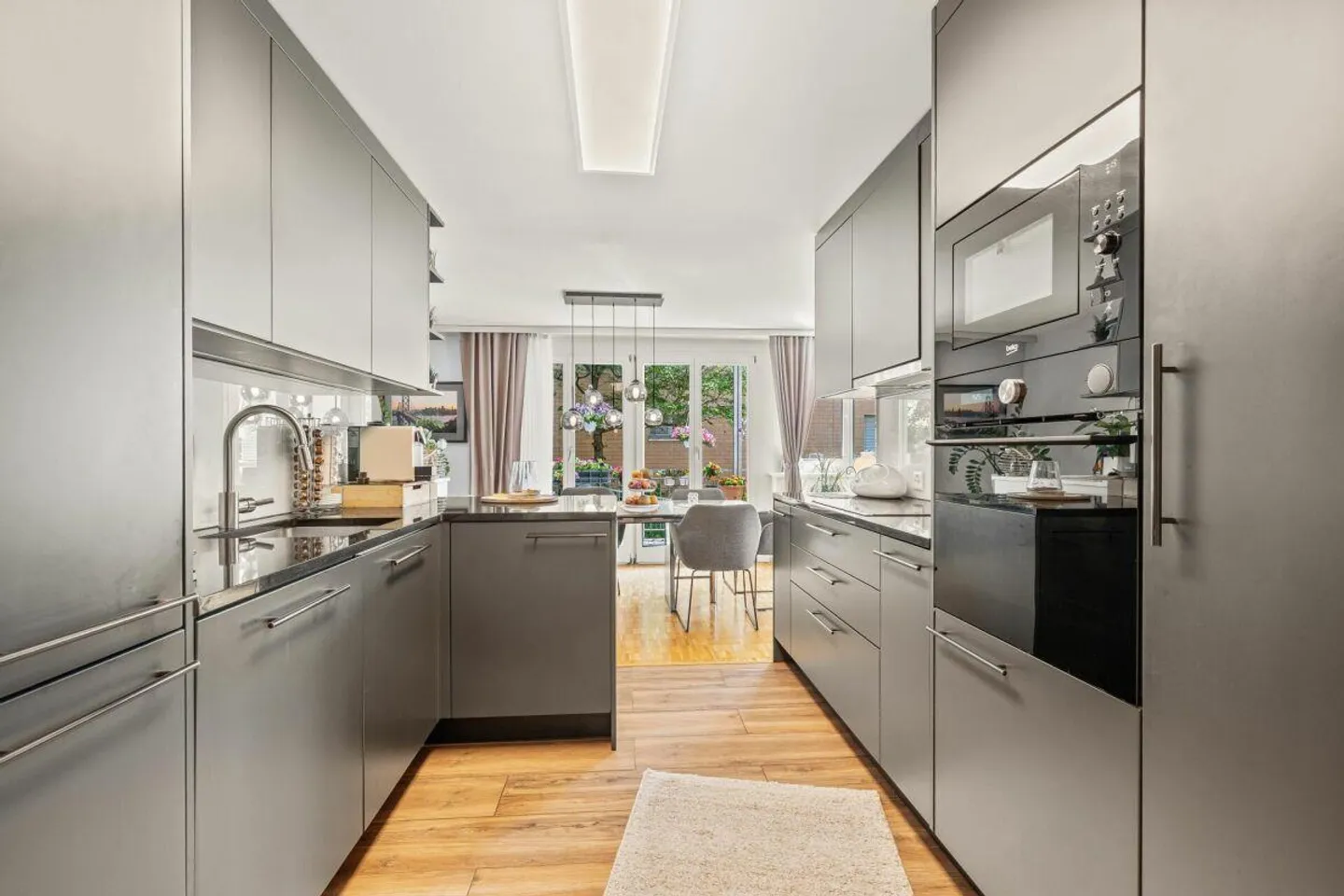 Vivere moderno su due piani con cortile e area salotto - Foto 4 di 18