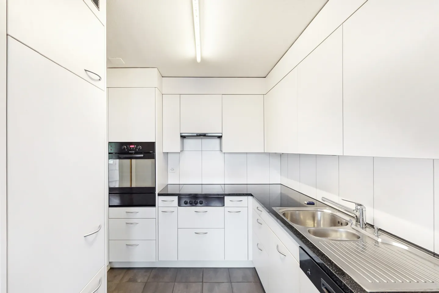 Sunny 2.5-Room Apartment - Photo 8 of 13