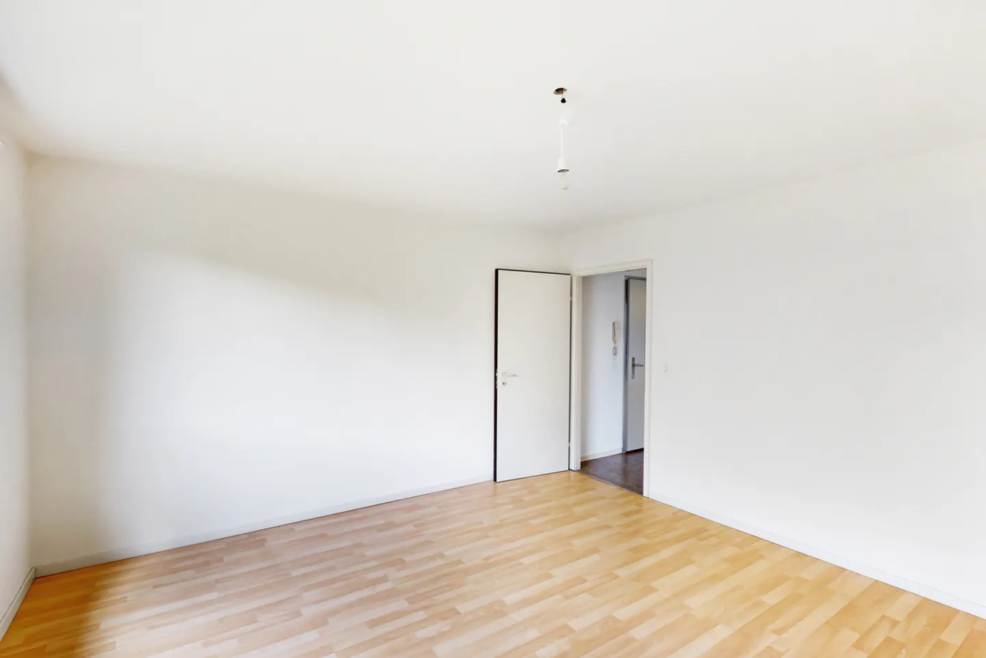 Sunny 2.5-Room Apartment - Photo 10 of 13